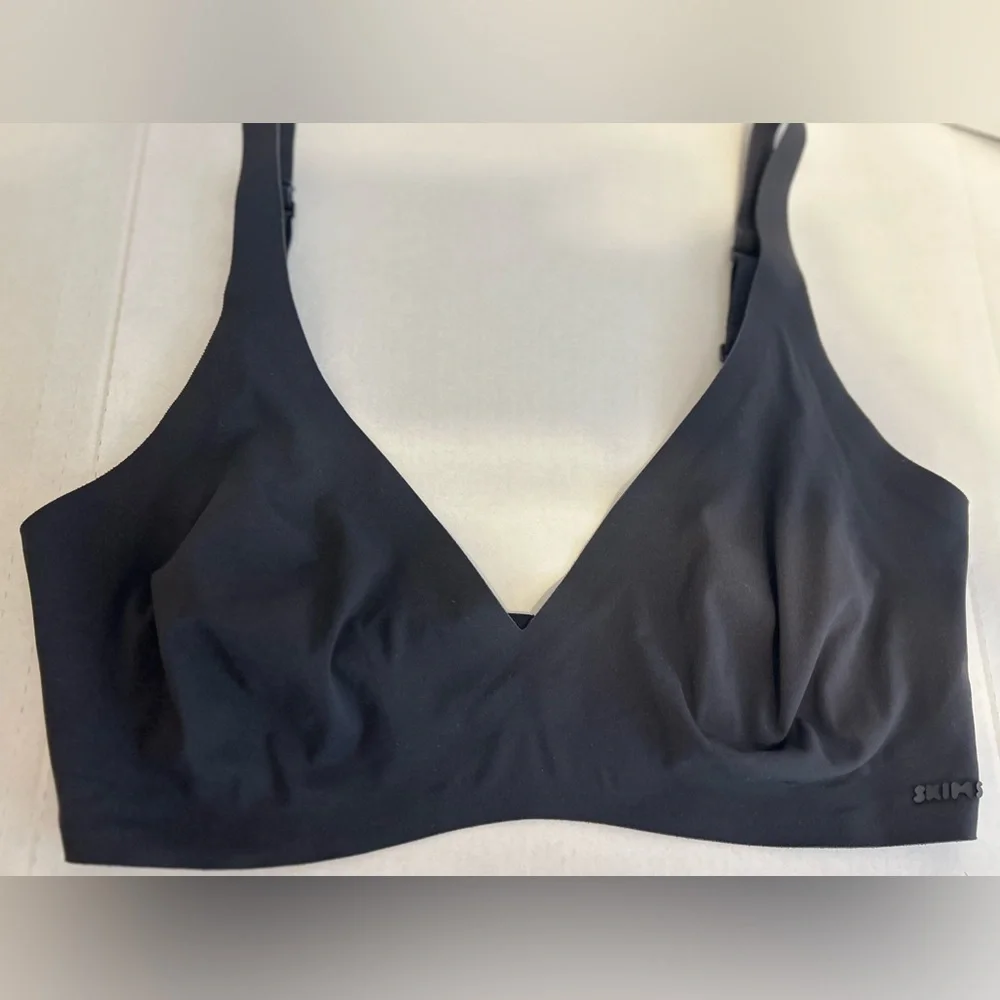 SKIMS‎ Elegant Black V-Neck Bra - Picture 10 of 12
